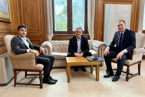 El flamante ministro del Interior, Diego Santilli, junto al jefe de Gabinete, Manuel Adorni, y el gobernador de Chubut, Ignacio Torres. El flamante ministro del Interior, Diego Santilli, junto al jefe de Gabinete, Manuel Adorni, y el gobernador de Chubut, Ignacio Torres.