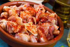 La receta de oreja a la plancha forma parte del aprovechamiento integral del cerdo, una práctica muy arraigada en la cocina tradicional.