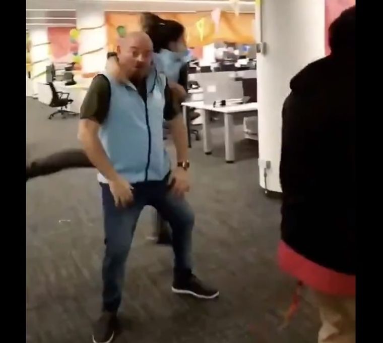 Fabián Capponi bailó sin barbijo y no respetó el distanciamiento social en un ministerio porteño