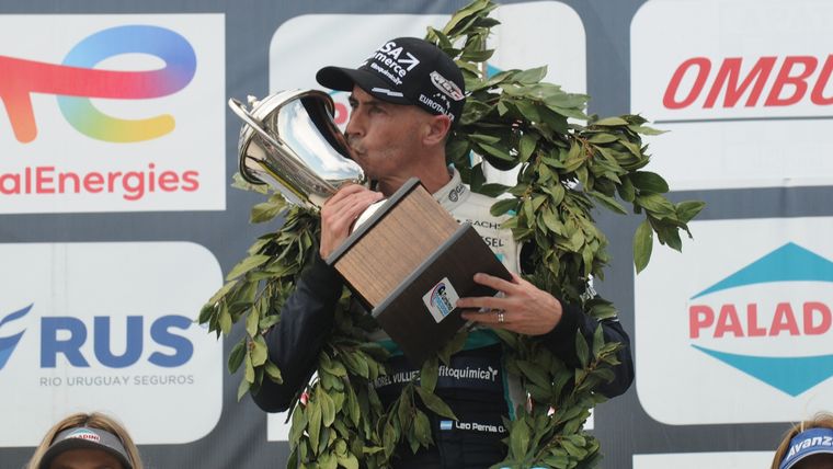 Pernía besa la copa tras lograr una tremenda victoria. Foto: Prensa TN