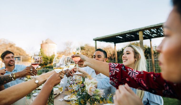 Pasan por un divorcio y vienen a Mendoza a celebrar el inicio de esa nueva etapa. Foto: Canva