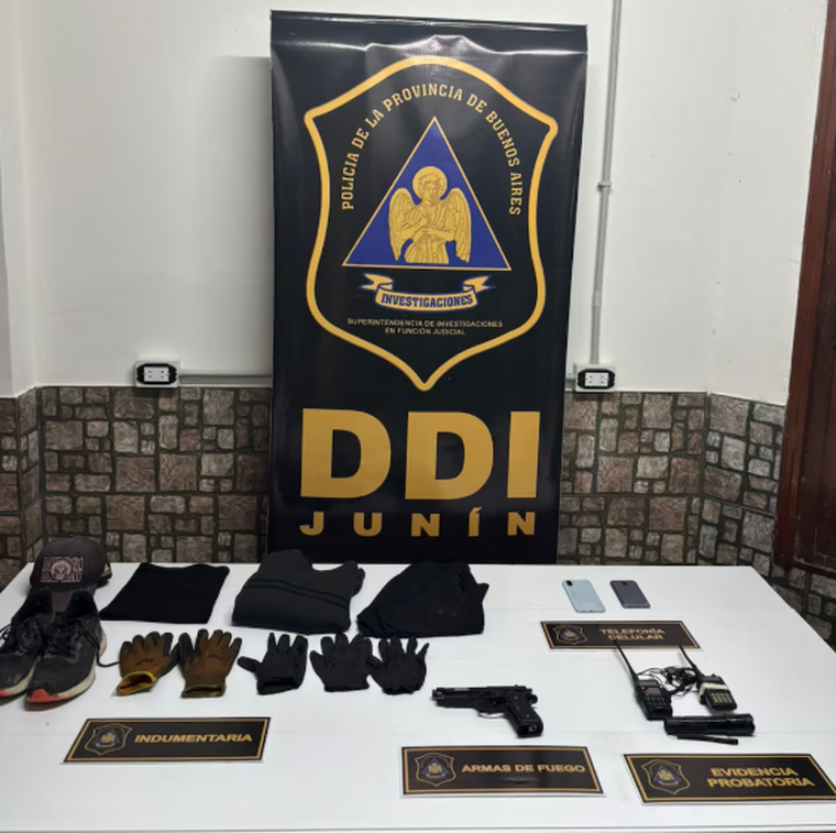 Los elementos que la DDI de Junín secuestró tras el allanamiento en el domicilio del Policía. Los elementos que la DDI de Junín secuestró tras el allanamiento en el domicilio del Policía.