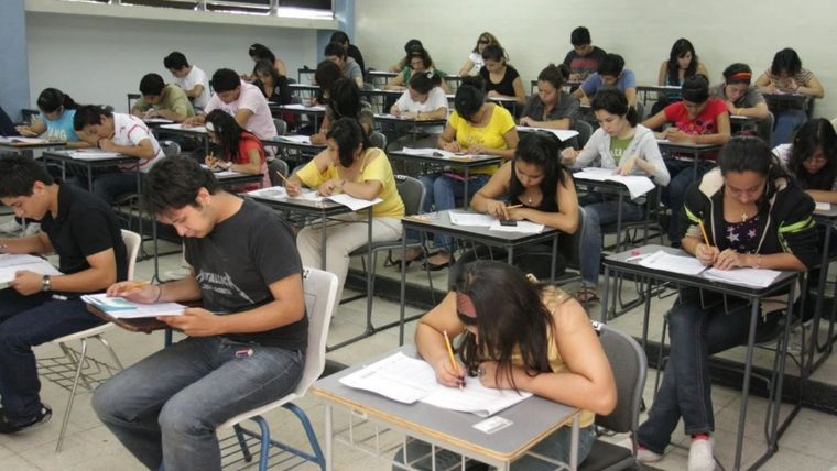 Casi 6 de cada 10 estudiantes porteños aseguró que presta más atención desde que se restringiera el uso de celular en las aulas. Foto: Archivo MDZ