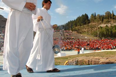 MDZol | Los fieles ocuparon el escenario de la Fiesta de la Vendimia. Foto: Marcelo Ruiz / MDZ