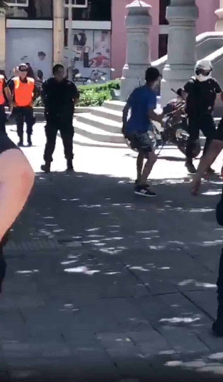 El joven fue detenido por un grupo de efectivos policiales