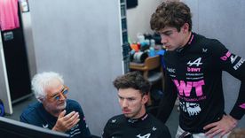 Franco Colapinto analiza los datos del día con Flavio Briatore y Pierre Gasly. Franco Colapinto analiza los datos del día con Flavio Briatore y Pierre Gasly.