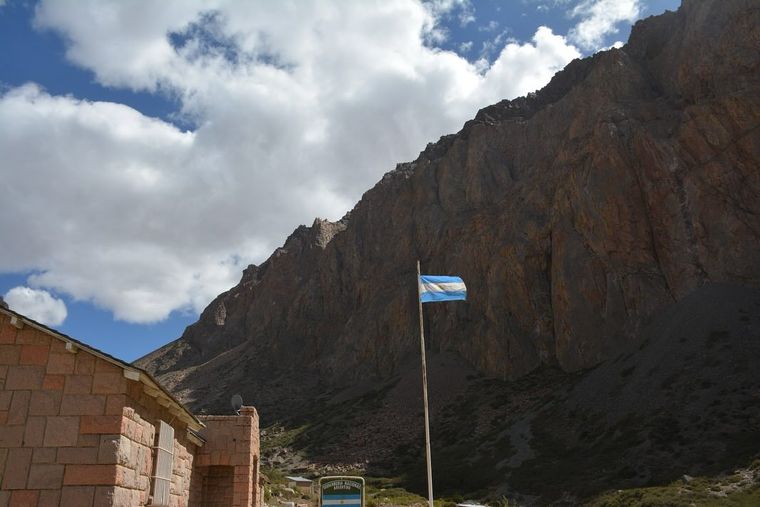 En el lugar hay un puesto de Gendarmería. En el lugar hay un puesto de Gendarmería.