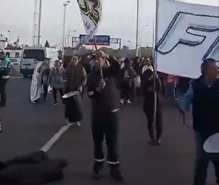 Un grupo de choferes auto convocados, denominados Choferes Unidos corta Puente La Noria Foto: Twitter