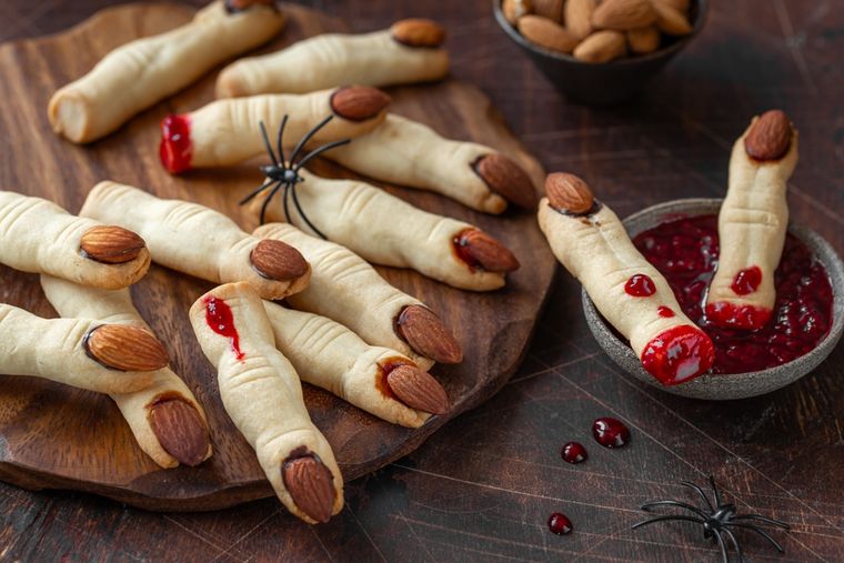 La receta de galletas de dedos de bruja usa mermelada roja para simular sangre… y darle un toque dulce irresistible. La receta de galletas de dedos de bruja usa mermelada roja para simular sangre… y darle un toque dulce irresistible.