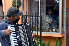 video: chileno toca el acordeon frente a la ventana de sus padres video: chileno toca el acordeon frente a la ventana de sus padres