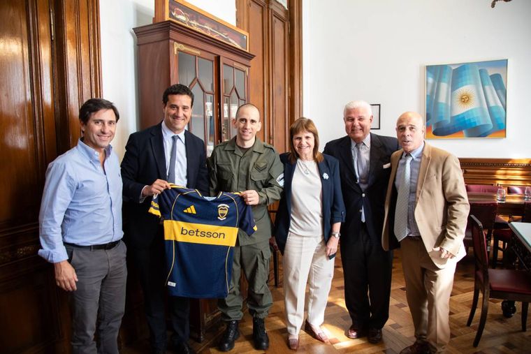 Nahuel Gallo junto a un grupo de senadores Nahuel Gallo junto a un grupo de senadores