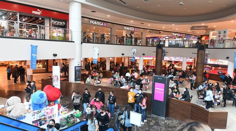 Los shoppings y locales gastronómicos se encuentran repletos a raíz de la necesidad de consumir para combatir la devaluación Foto: ALF PONCE MERCADO / MDZ