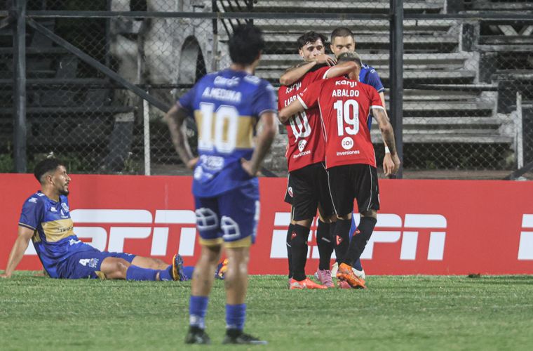 Independiente goleó a Everton en el Estadio Parque Viera de Montevideo.