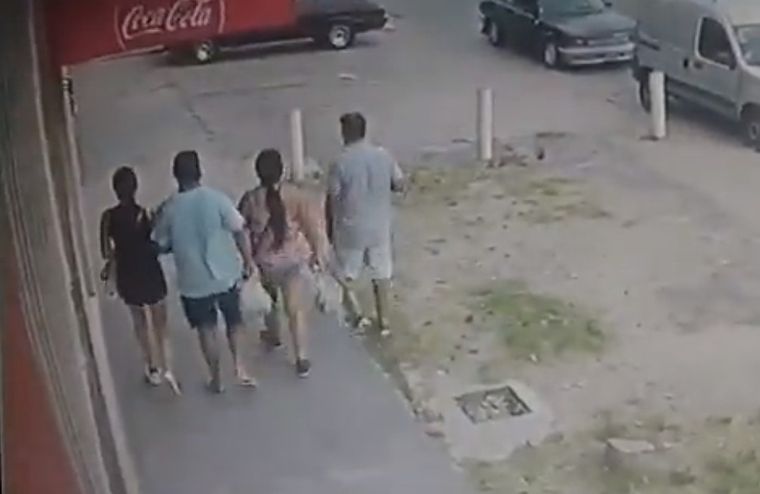 La mujer iba caminando con su familia cuando vio a su expareja