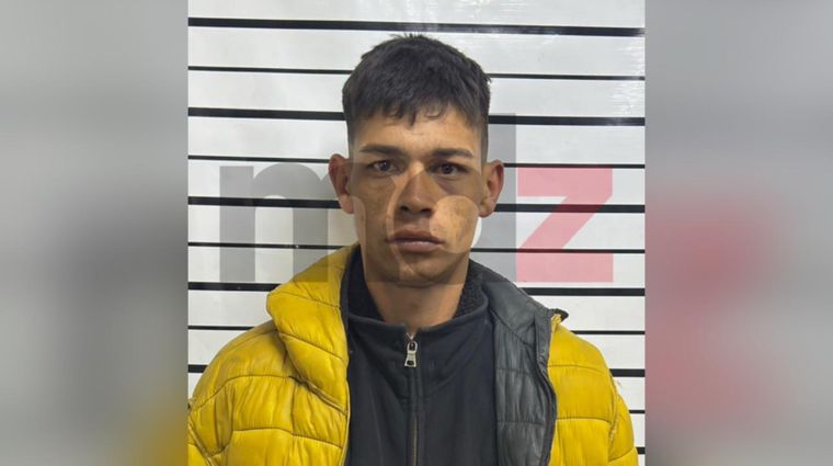 El joven de 25 años primero fue detenido por circular sin casco, pero al encontrarle un arma tumbera entre sus ropas terminó recluido en la Subcomisaría Iriarte de Las Heras.