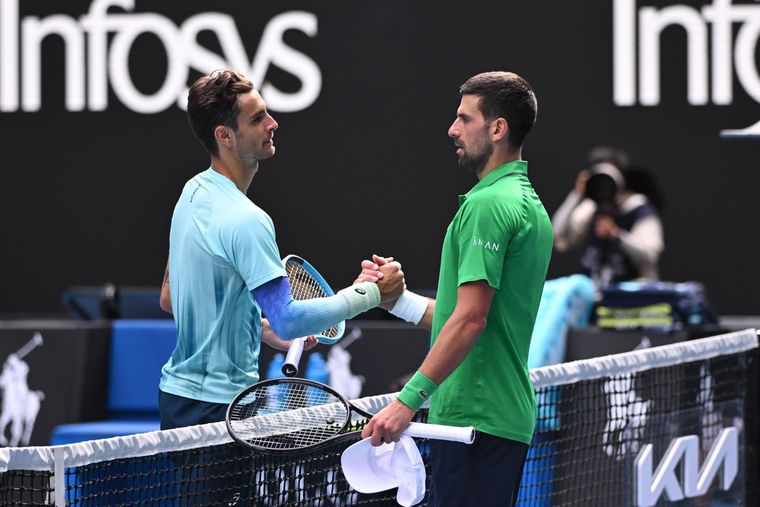 Lorenzo Musetti se retiró cuando estaba dos sets arriba y Djokovic pasó a semifinales en Melbourne. Lorenzo Musetti se retiró cuando estaba dos sets arriba y Djokovic pasó a semifinales en Melbourne.