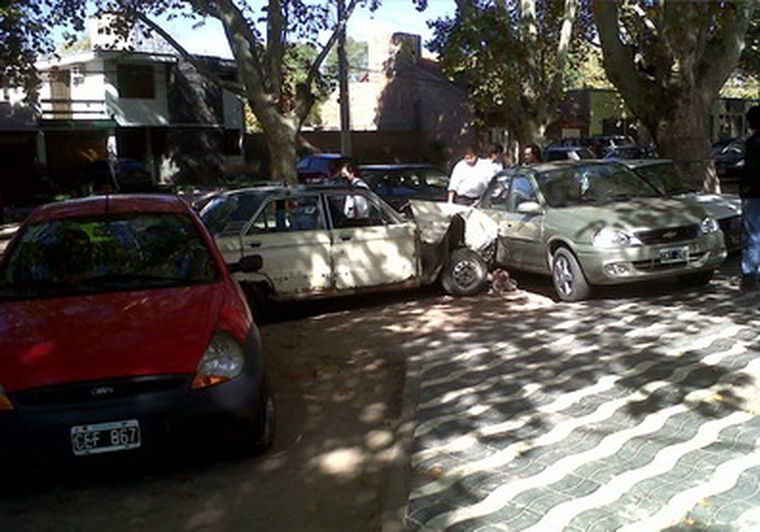 Un Falcon embistió a tres autos estacionados. Foto: Gentileza