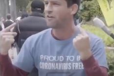 Torpe Tóseme en la cara, repite el hombre en medio de una manifestación.