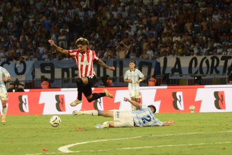 San Lorenzo va a la carga por un futbolista de Racing tras la lesión del Tonga Hernández. San Lorenzo va a la carga por un futbolista de Racing tras la lesión del Tonga Hernández.