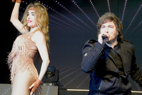 Javier Milei le habló al oído a su ex. Javier Milei le habló al oído a su ex.