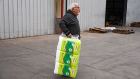 Jubilados en la entrega de pañales de PAMI.