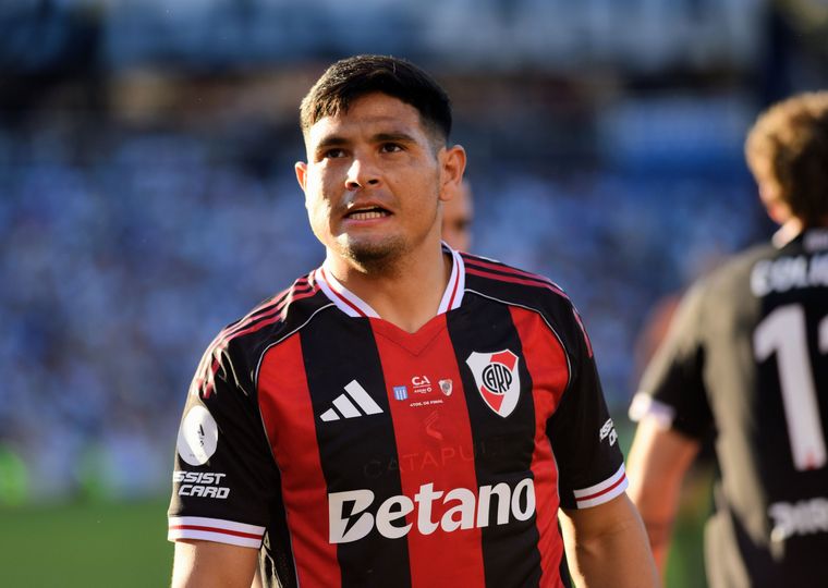 Maxi Salas miró a la tribuna de Racing tras su gol.