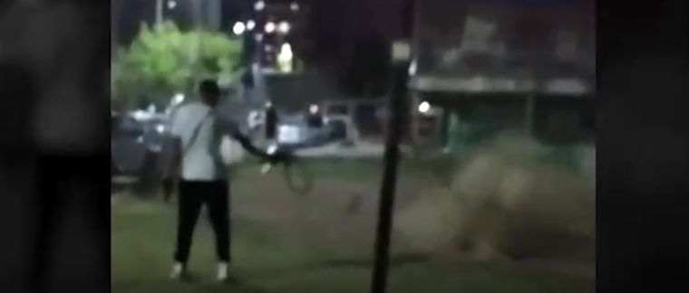 Los hombres disparan en la plaza del barrio.