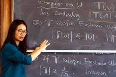 Hong Wang, profesora asociada del Instituto Courant de Ciencias Matemáticas de la Universidad de Nueva York, presenta su trabajo sobre la conjetura de Kakeya. Foto: Dpa.