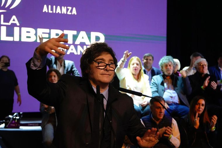 Javier Milei sostiene un 49,5% de imagen positiva, aunque con una tendencia descendente respecto a julio.