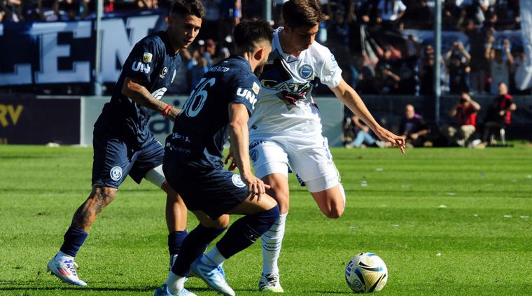 Maxi Amarfil y Matías Fernández intentan frenar a Juan Segundo Morán. 
