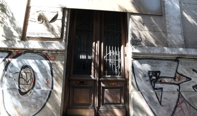 Fue cuna de generaciones de músicos y parte fundacional de la Universidad Nacional de Cuyo. Hoy, el edificio histórico está cerrado, con signos de deterioro y sin definiciones claras sobre su futuro.