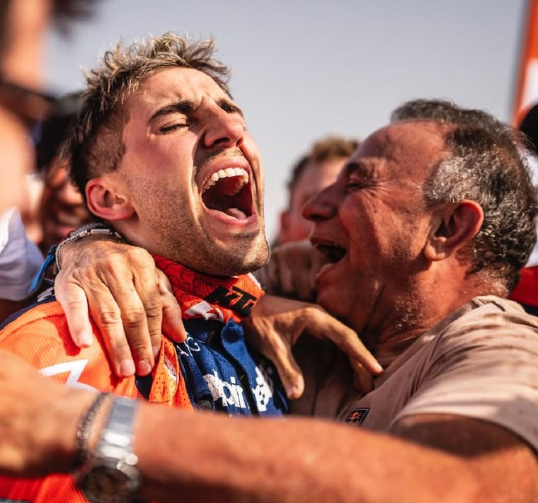 Luciano Benavides celebra en Yanbu tras consagrarse campeón del Dakar 2026.