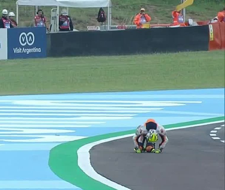Joan Mir en el asfalto tras caerse durante la carrera corta. Foto: Captura