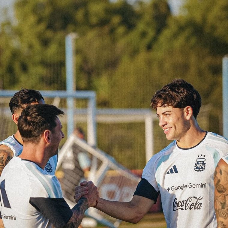 Agust&iacute;n Giay se saluda con Lionel Messi durante unos de los entrenamientos de la Selecci&oacute;n de cara a la fecha FIFA.&nbsp;