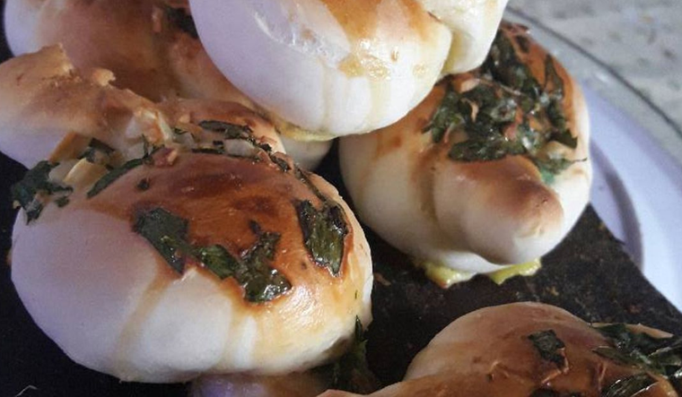 Panecillos de ajo caseros: receta simple para un resultado espectacular.