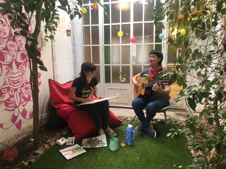 La cantautora Fernanda Eneida y la artista visual Paula Cano, presentan el espectáculo Confluencia.Foto: gentileza La Comarquita