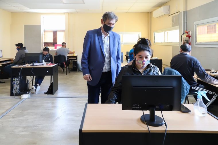 El intendente Félix mostró a los rastreadores municipales. Foto: Municipalidad de San Rafael