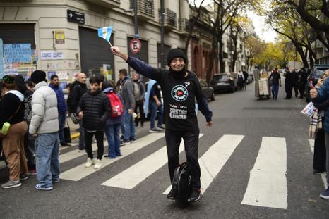 tras la escandalosa salida de prision sin custodia, la campora se dio cita en san jose 1111 para vitorear a cristina tras la escandalosa salida de prision sin custodia, la campora se dio cita en san jose 1111 para vitorear a cristina