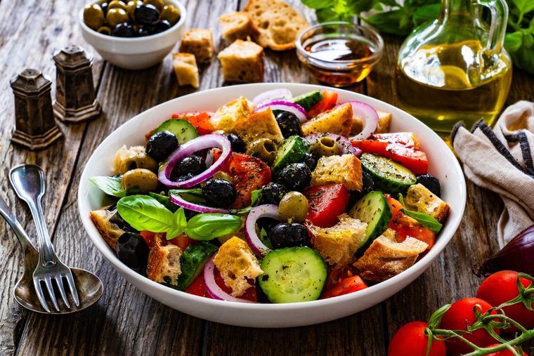 Una receta de panzanella ensalada con pan puede variar según la temporada y lo que haya disponible en la cocina. Una receta de panzanella ensalada con pan puede variar según la temporada y lo que haya disponible en la cocina.