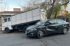 fuerte choque en plena ciudad de mendoza: hay desvios en el transito fuerte choque en plena ciudad de mendoza: hay desvios en el transito