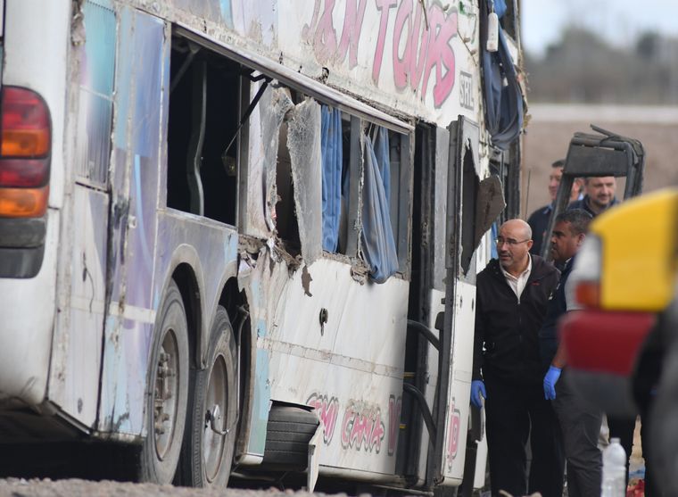 Así quedó el colectivo que traía hinchas de Boca Foto: Télam