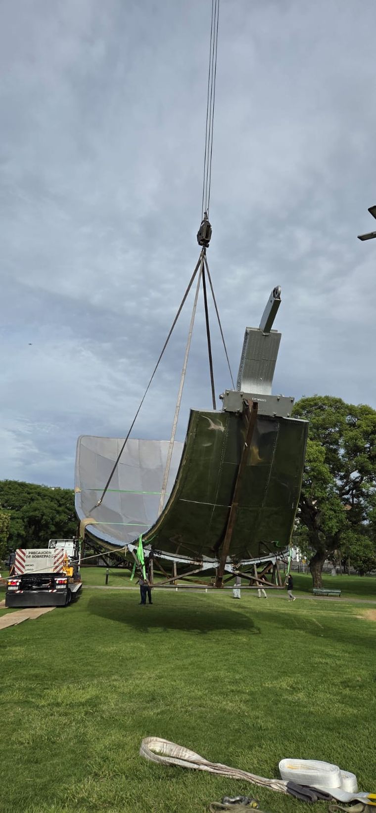 Así es el impresionante operativo para colocar el pétalo de la Floralis Genérica. Así es el impresionante operativo para colocar el pétalo de la Floralis Genérica.