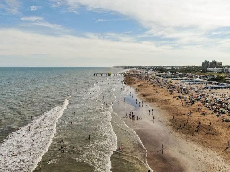 Las extensas playas de Pinamar esperan por una temporada con números históricos Foto: TW @lucasconnell.art
