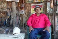 Delfino, uno de los pocos que se quedaron en la isla, tiene un pequeño museo con herramientas e instrumentos gunas. Foto: Gonzalo Cañada | BBC Mundo