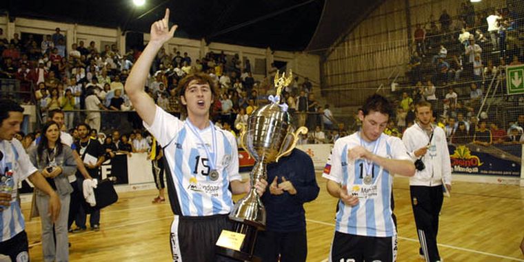 Lisandro Femenía recibe el caluroso saludo de la gente que festejó el segundo lugar. Foto: Nacho Gaffuri / MDZ