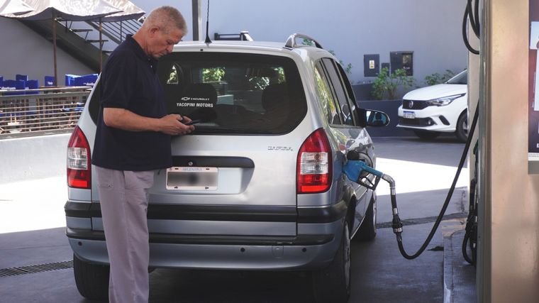 Factores como el precio del petróleo, el dólar y los impuestos inciden en el valor final de los combustibles en surtidores en Argentina Foto: Rodrigo DAngelo / MDZ
