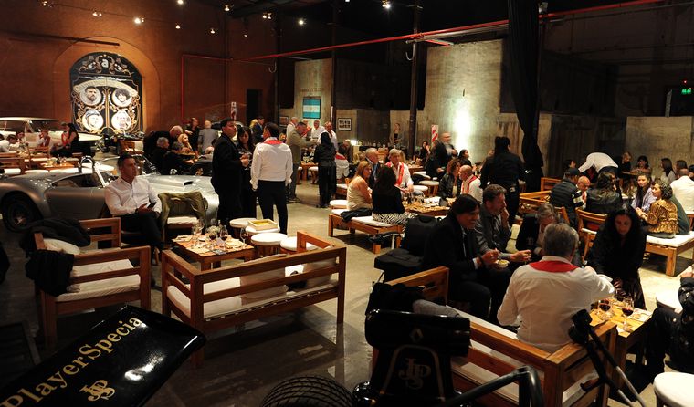 Una noche de disfrute entre amigos. Una noche de disfrute entre amigos.