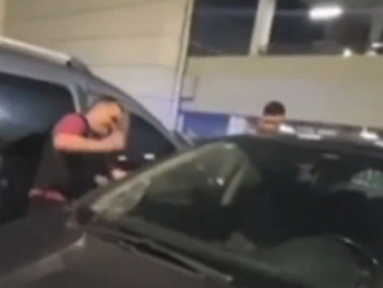 Una nena fue rescatada del auto donde sus padres la dejaron encerrada para ir al shopping Foto: Captura de video
