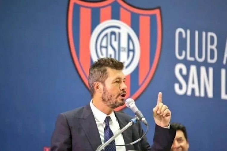 Tras un año de ausencia, Tinelli renunció a su cargo de presidente de San Lorenzo.
