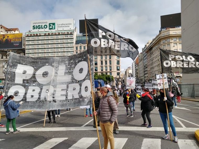 Los manifestantes llevan barbijos y respetan el distanciamiento social